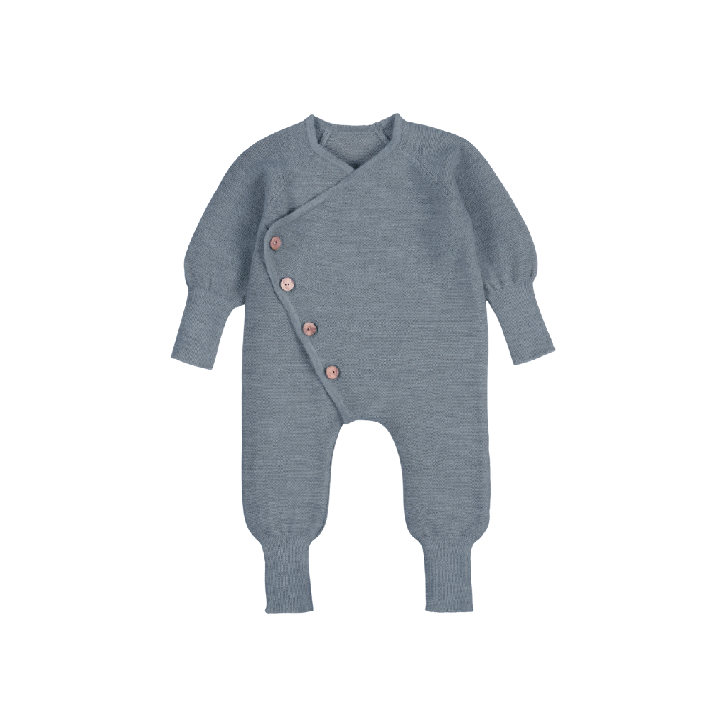 Feinstrick Overall mit Olivenholzknöpfen