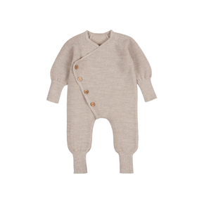 Feinstrick Overall mit Olivenholzknöpfen