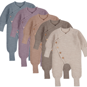 Feinstrick Overall mit Olivenholzknöpfen