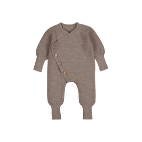 Feinstrick Overall mit Olivenholzknöpfen